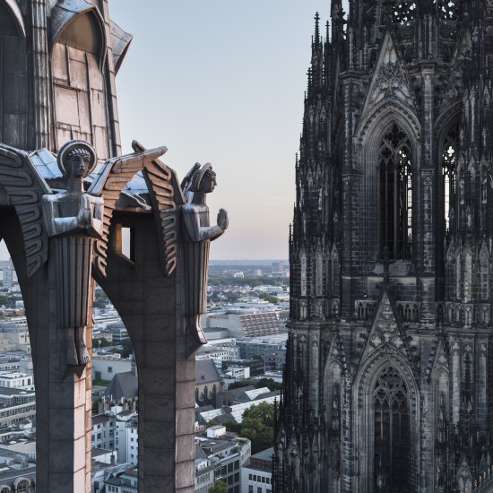 Details von Kirchtürmen, dahinter eine Stadt