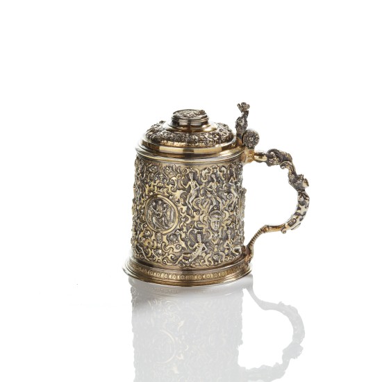 Filigran dekorierter silberner Humpen mit Deckel