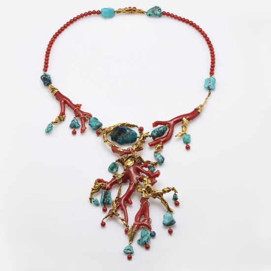 Eine Kette aus einem roten Material und einer natürlich wirkenden Struktur, daran ein verschiedene Verästelungen des gleichen Materials mit verschiedenen eingewobenen blau-grünlichen Edelsteinen.