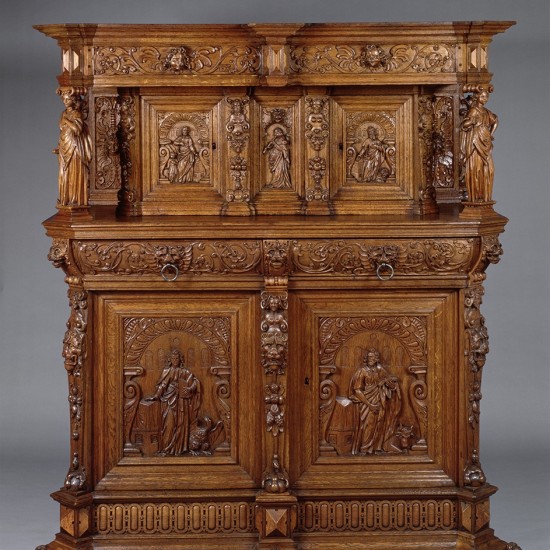 Holzschrank mit Schnitzarbeiten