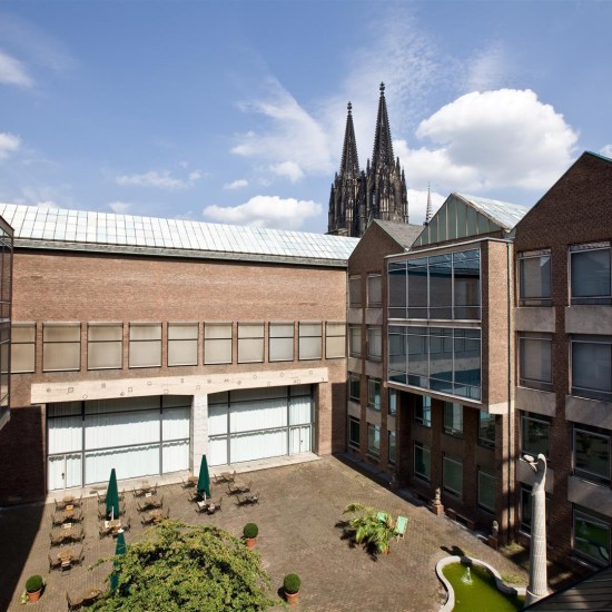 Aufsicht auf den Innenhof und das Museumsgebäude