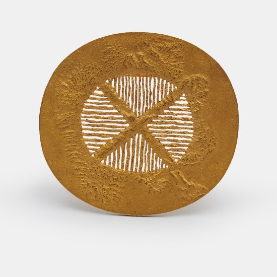 Leicht ovale, goldfarbene Brosche. In der Mitte mit goldenem X und goldener Gitterstruktur in den Zwischenräumen.