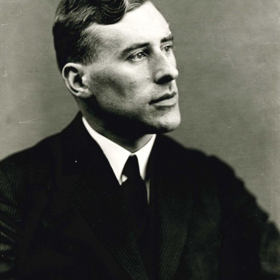 Schwarz-weiß Portrait eins Mannes im Profil