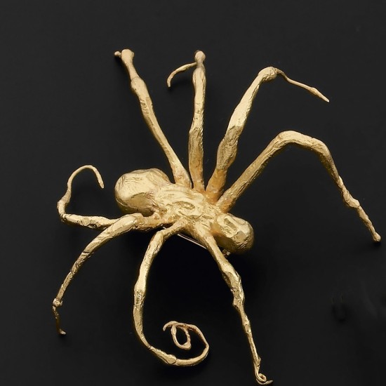 Goldene Spinne auf schwarzem Hintergrund
