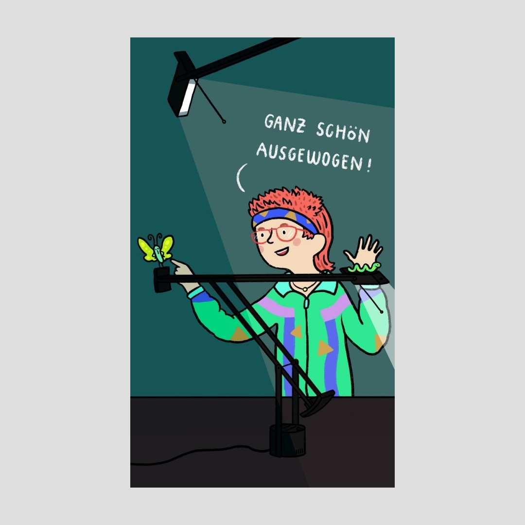 Eine kindliche Zeichnung: Ein Junge steht hinter einem Tisch, von oben und rechts ragen zwei schlichte Schwarze Lampen in das Bild. Der Junge sagt: "Ganz schön ausgewogen!"