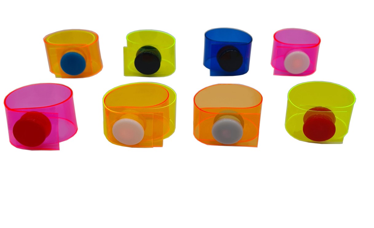 Zwei Reihen von je 4 Ringen in unterschiedlichen, sehr kräftigen  Rot- und Gelbtönen