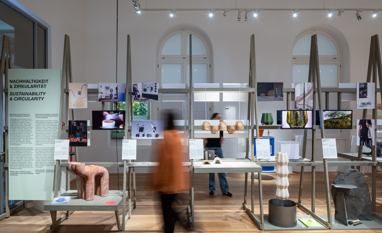 Ausstellungsbild von Regalen mit Objekten