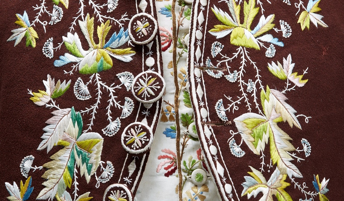 Herrenweste mit Stickereien.