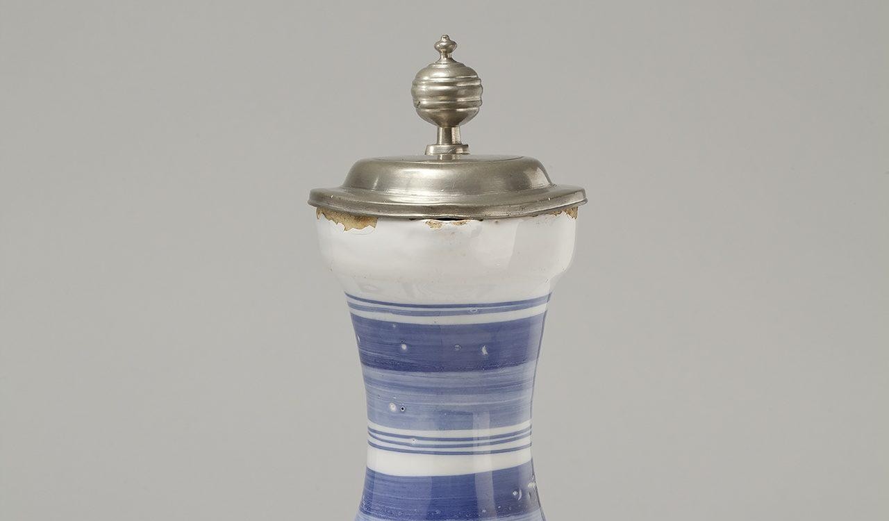 Krug mit blau-weißer Bemalung und Deckel
