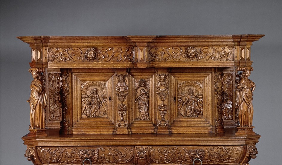 Holzschrank mit Schnitzereien