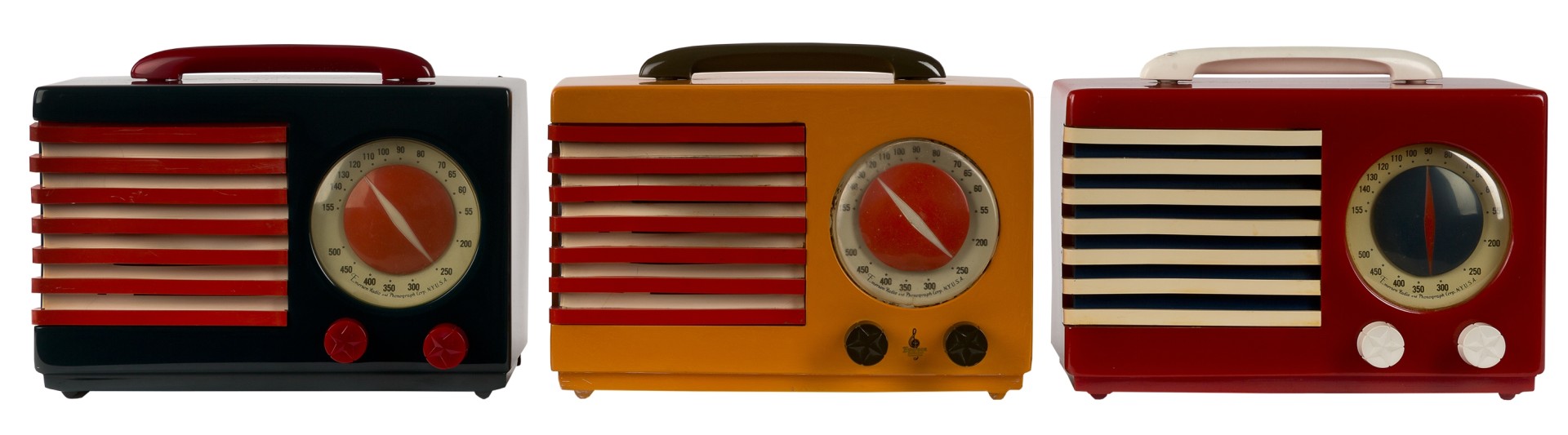 Rechteckige Radios in vergilbtem Weiß, Rot und Blau, die Farben der Fahne der USA, mit sternförmigen Knöpfen.