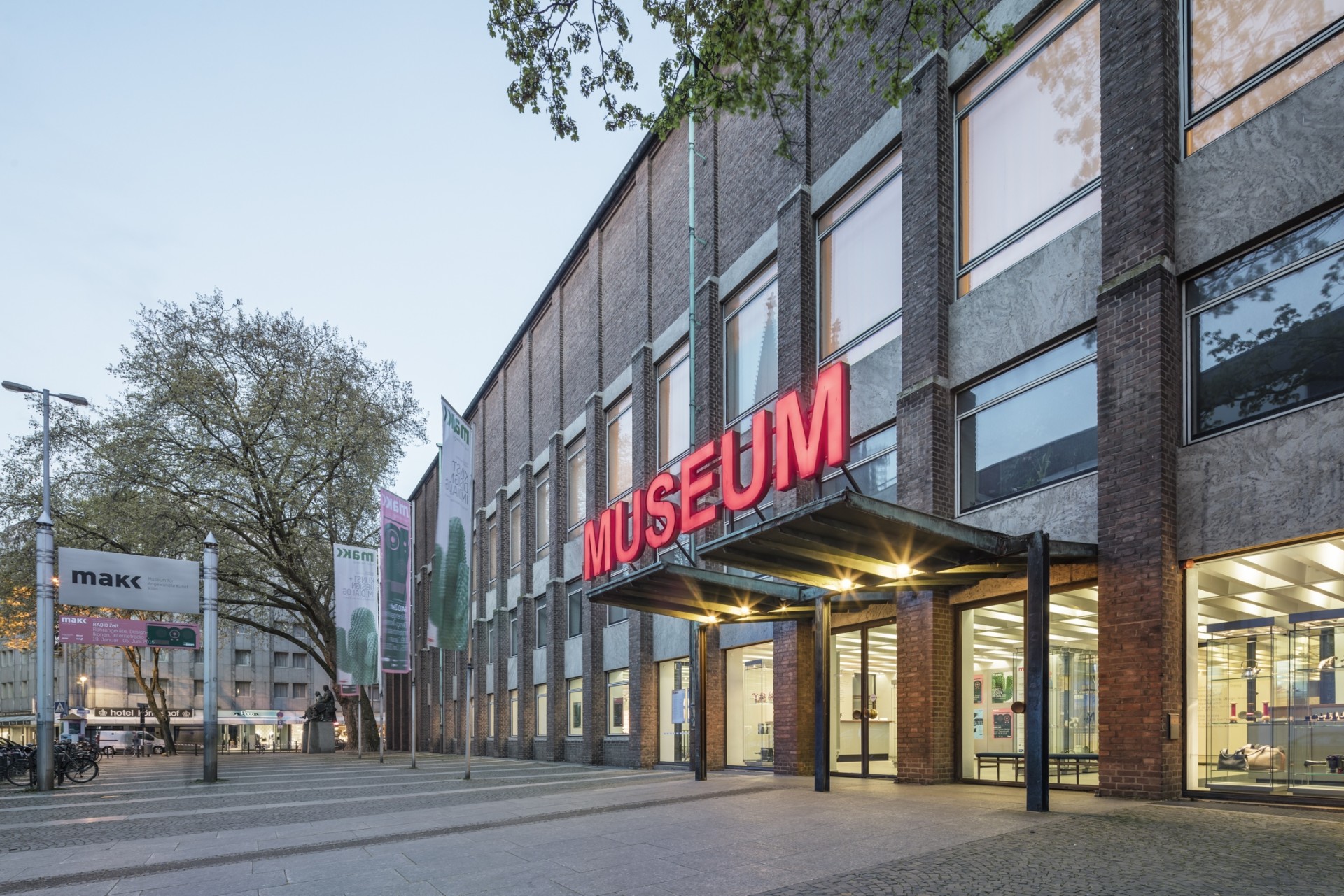 Das Museumsgebäude heute. Fassade mit Eingang von der Seite  fotografiert.