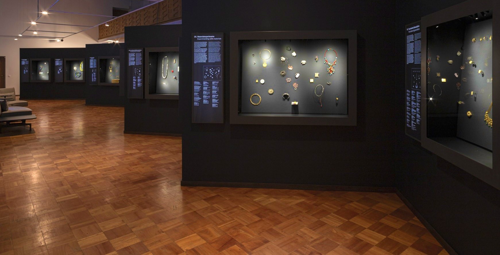 Blick in die Ausstellung "Faszination Schmuck"