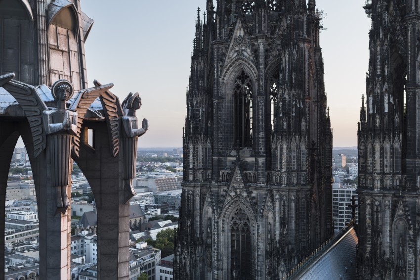 Detail von Kirchtürmen, dahinter eine Stadt