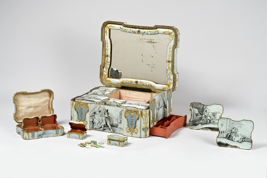 Open lacquer box with bulbing sides contains different smaller boxes, a mirror as well as playing chips