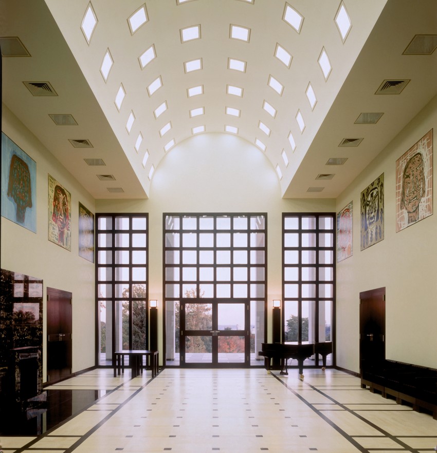 Großer Raum mit Tonnengewölbe