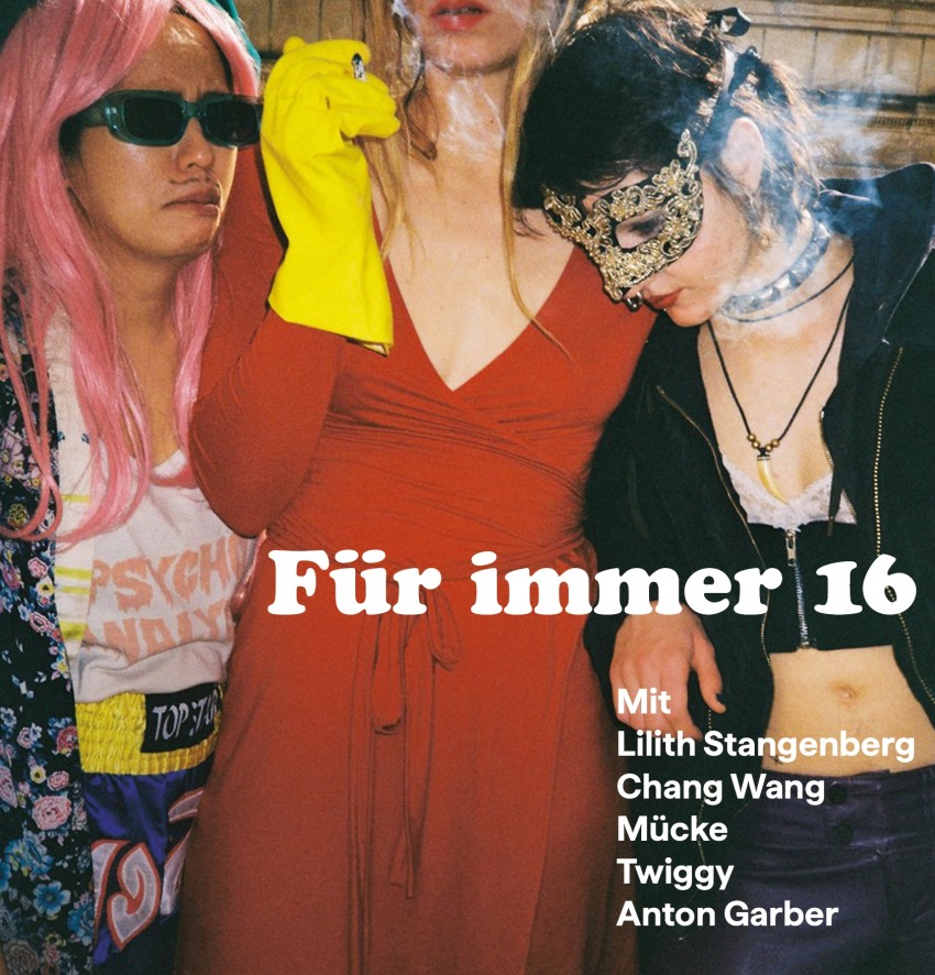 Das offizielle Kinoplakat zum Film „Für immer 16“ von Brezel Göring. Im Zentrum stehen drei exzentrisch gekleidete Frauen nebeneinander vor einem angedeuteten, klassischen Gebäudehintergrund. Die mittlere Frau (Lilith Stangenberg) trägt ein tief ausgeschnittenes, rostrotes Wickelkleid und einen auffälligen, leuchtend gelben Gummihandschuh an ihrer rechten Hand, mit der sie eine rauchende Zigarette hält. Links neben ihr steht eine Person mit langen pinkfarbenen Haaren, einer grünen Mütze, einer eckigen Sonnenbrille, einem aufgemalten Schnurrbart und bunten Boxershorts. Rechts lehnt sich eine Frau mit einer prachtvollen, goldenen Augenmaske im Barock-Stil, einem Halsband mit Nieten und einer schwarzen Jacke an sie heran, während ihr ebenfalls Rauch aus dem Mund weicht. Quer über die Bildmitte liegt der große weiße Titel „Für immer 16“, gefolgt von den Namen der Besetzung unten rechts. Die Atmosphäre ist rebellisch, punkig und unkonventionell.
