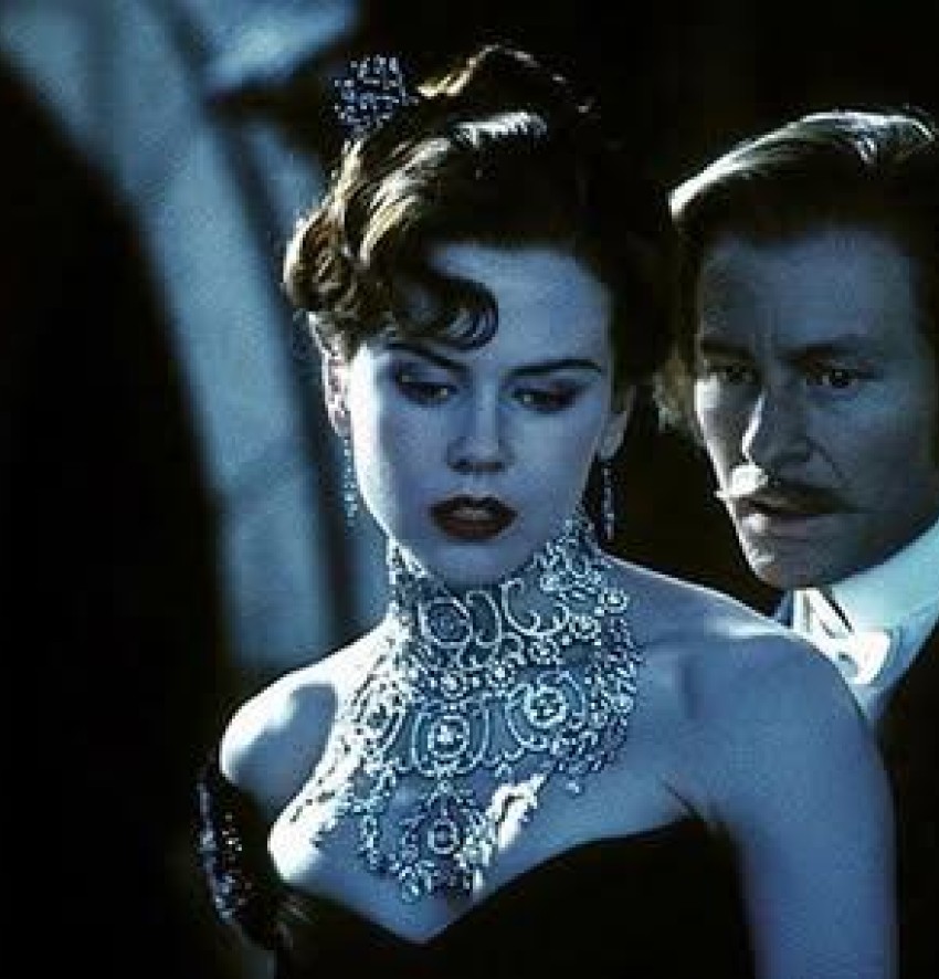 Satine mit Collier, dahinter Christian