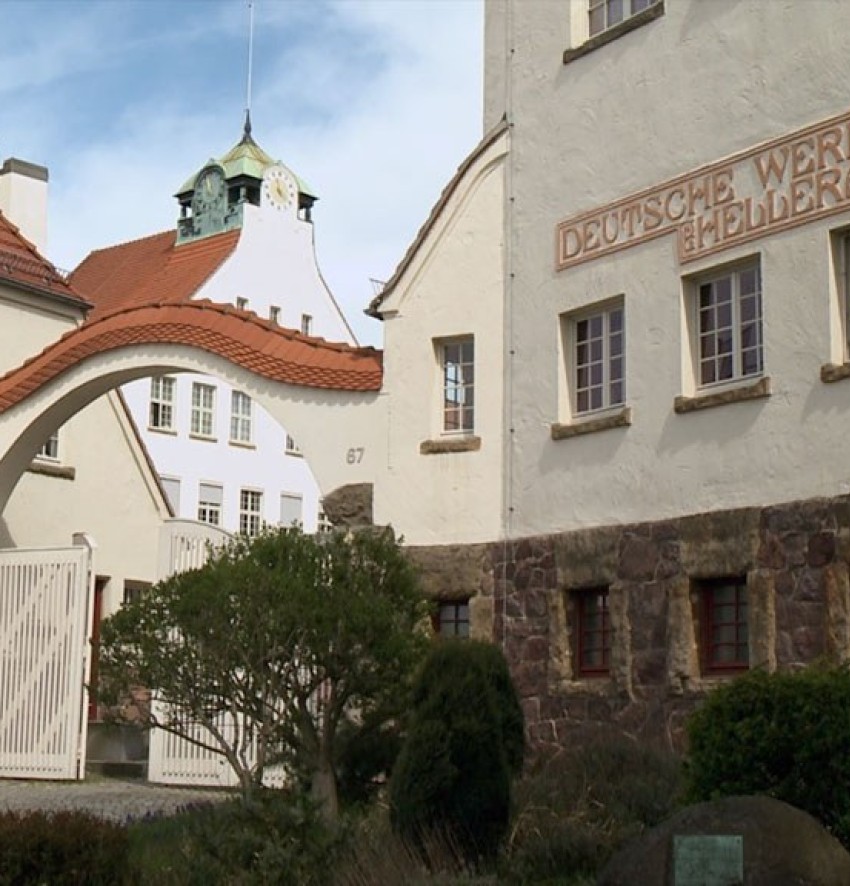 Eingang zum Gebäudekomplex Deutsche Werkstätten Hellerau