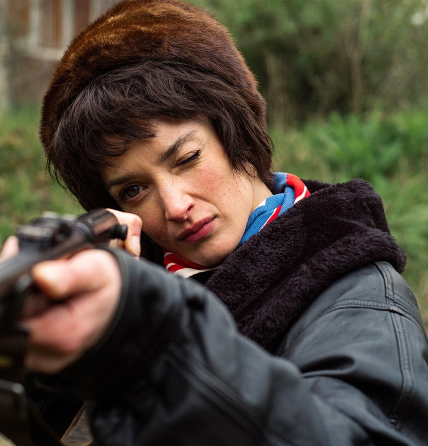 Frau hält ein Gewehr im Anschlag