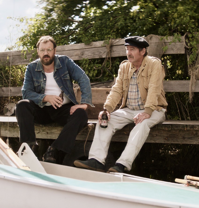 Günter (Thorsten Merten) ist misstrauisch, warum Paul (Charly Hübner) bei ihm segeln lernen will