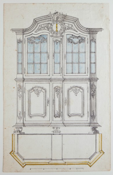 Zeichnung eines zweiteiligen Schrankes imit geschweiftem Giebel und einer Uhr. Der obere Schrankteil unterhalb der Uhr mit durchsichtigen Vitrinentüren aus Sprossenfenstern. Der untere Schrankteil mit undurchsichtigen Türen, die mit Rahmenfeldern geschmückt sind.C01390: Vitrinenaufsatzschrank mit Uhr aus der Gegend um Aachen und Lüttich, Werkzeichnung