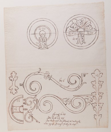 Hochformatiges Blatt mit Entwurfszeichnungen. Die obere Blatthälfte mit zwei Kreisen, die in der Mitte weitere Kreise und Blätterformen von Pflanzen zeigen. Die untere Blatthälfte zeigt zwei Varianten mit eingerollten Formen für Halterungen von Kerzen.C01399: Entwürfe für Kerzenhalter