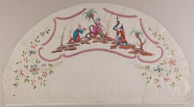 Halbrundes Blatt mit Beispiel für Dekoration eines Fächers mit Darstellung einer in der Mitte sitzenden Frau mit pinkem Kleid und blauem Hut sowie links und rechts jeweils ein Mann in langem bunten Gewand.C01401: Entwurf eines Fächerblatts