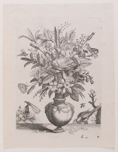 Darstellung eines großen Blumenstraußes mit Insekten in einer antikisierenden Vase. Im Hintergrund ist eine Landschaft mit Vögeln angedeutet.C01413: Blumenstrauß in antikisierender Vase