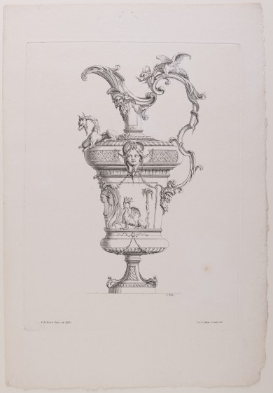 Entwurf für eine Vase, verziert mit geschwungenen floralen Ranken, Gesichtern, Büsten und Fantasiewesen.C01418: Entwurf zu einer Vase aus der Folge „Nouveau Livre de Vases“