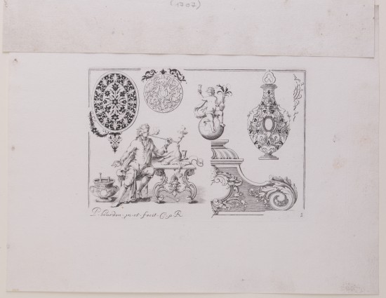 Illustration einer sitzenden Figur mit dekorativen Ornamenten und Designs.C01423: Entwurf aus der Folge „Livre Troisieme Essais De Gravûre“