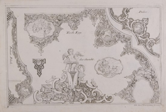 Entwürfe in Form von Kupferstichen, die geschweifte Formen als Vorlage für das Kunsthandwerk, zum Beispiel Tische oder Teller, darstellen. Mittig ein kleiner Puttenengel, der ein Buch auf dem Schoß trägt. In ornamentalen Rahmen und Medaillons sind rings um antike Gottheiten und geschweiftes Zierwerk zu sehen.UB00449: Ornamente, Blatt 4 der Folge „Gantz Neu Inventiertes Laub und Bandlwerck. Erster Theil“