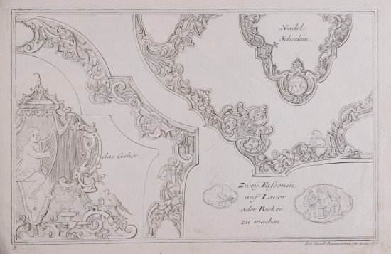 Auf Papier gedruckter Kupferstich mit Entwurfsvorlagen für die Herstellung kunsthandwerklicher Gegenstände. Angeschnittene Darstellung verschiedener geschweifter Formen in kunstvoller Zusammenstellung. Figur einer kindlichen, Harfe spielenden Engelsfigur unter einem Baldachin in der linken Ecke. Tierfiguren, Portraits und verschiedene Früchte in kleinen Rahmen als Zierde.UB00450: Ornamente, Blatt 5 der Folge „Gantz Neu Inventiertes Laub und Bandlwerck. Erster Theil“