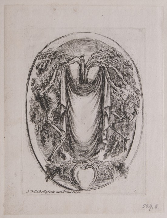 Kupferstich auf Papier. Ovales Feld, mittig ein Baum, dessen Zweige sich rechts und links entlang des Rahmens teilen. Zwei tanzende Gerippe halten einen Vorhang.UB00529: Kartuschenfeld mit zwei Totengerippen aus der Folge „Nouvelles Inventions de Cartouches“