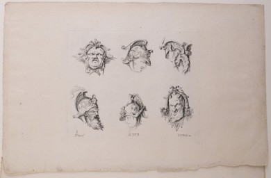 Darstellung von sechs maskenartigen Köpfen mit Helmen. Die Gesichter sind verzerrt.UB00556: Masken und Grotesken