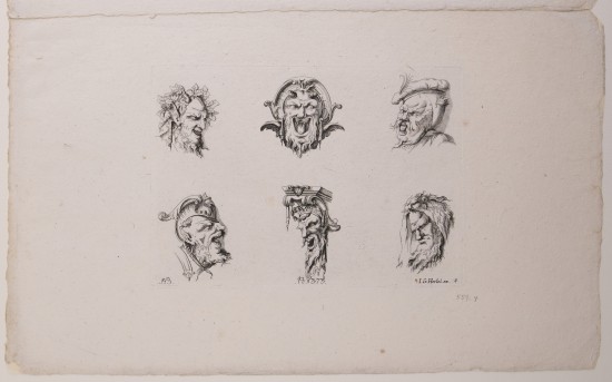 Sechs Zeichnungen von Köpfen, die verzerrte Fratzen gemischt mit ornamentalen Zierelementen abbilden.UB00559: Masken und Grotesken