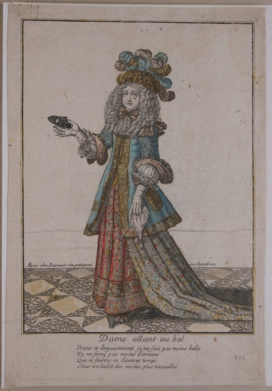 Abbildung einer Dame in bodenlangem Kleid mit Schleppe. Blauer Mantel mit Stulpen, weiße Handschuhe. Die Frau trägt eine Perücke sowie einen Hut mit Federn. In der Hand hält sie eine schwarze Maske.UB00833: Modebild aus der Zeit Louis XIV. „Dame allant au bal“