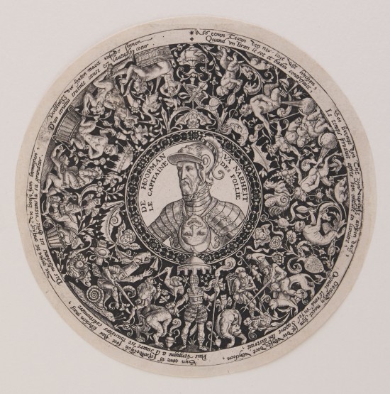 Kreisförmige Stichvorlage für den Boden einer Schüssel. In rundem Rahmen ist mittig das Portrait eines Mannes zu sehen, spiegelverkehrt unter ihm eine Narrenmaske. Rings um ihn herum sind auf schwarzem Grund zahlreiche Figuren, Tiere, Pflanzen und Zierelemente abgebildet.UB00956: Rundes Ornament mit Grotesken für eine Schale mit dem Brustbild des Fürsten Alba als "Hoopman van Narheit" aus einer Folge von Entwürfen für Schalen