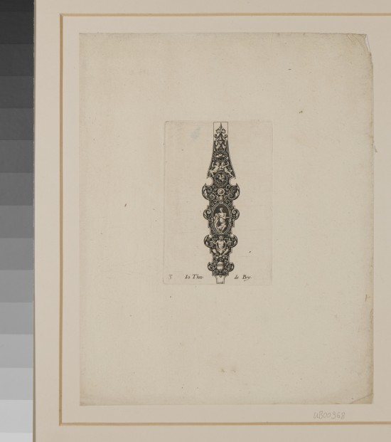 mehrfach geschweifter, ornamentaler Entwurf für das Kunsthandwerk. Schwarzornament mit figürlichen Darstellungen. Mittig im Oval Abbildung von Cimon und Pero.UB00968: Goldschmiedevorlage aus einer Folge von Gürtelhaken, Schlüsselanhängern und figürlichen Szenen (Blatt 3)