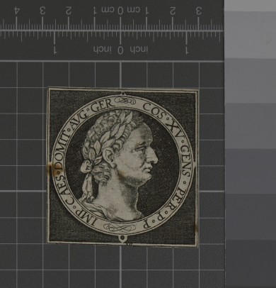 Im Zentrum des quadratischen Druckes steht ein ovales Medaillon mit dem Porträt von Kaiser Domitian.UB01215: Bildnismedaillon des Kaisers Domitian aus einer Folge von 12 Caesarenporträts (Blatt XII)