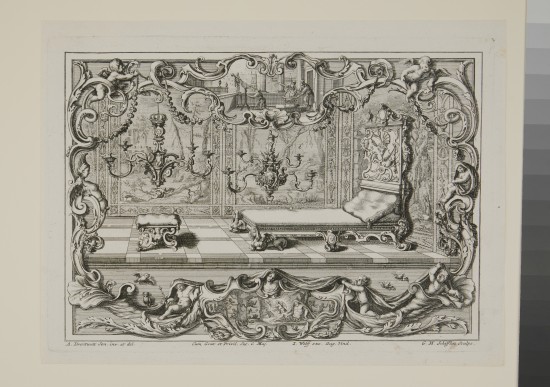 Abbildung einer Inneneinrichtung mit Bett, Polsterhocker, Kerzenhaltern und Wandverkleidungen mit Landschaften. Die Inneneinrichtung ist gerahmt mit Rocaillen, Grotesken (mit Eulen, Fledermäusen, Putti, Mischwesen) und Kartuschen. Darin oben drei Astronomen mit Weltkugel und Fernrohr, unten eine allegorische Szene.UB01873: Entwurf für Bett, Schemel, Leuchter und Tapete, Blatt der Folge „Augspurgischer Goltschmidts-Arbeit Anderer Theil“