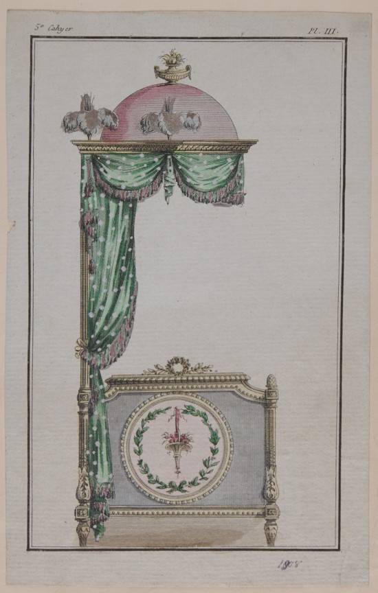 Seitliche Ansicht eines Himmelbetts mit halben Himmel nur auf der linken Seite. Grüner Stoff, rote Kuppel mit zwei Federbündeln und bekrönender Vase. Am Fuß des Bettgestells rundes Medaillon mit Blattkranz und herabhängendem Blumenkorb.UB01908: Himmelbett im Stile Louis XVI. aus einer Folge von Möbelentwürfen (Œuvre d'ameublement)