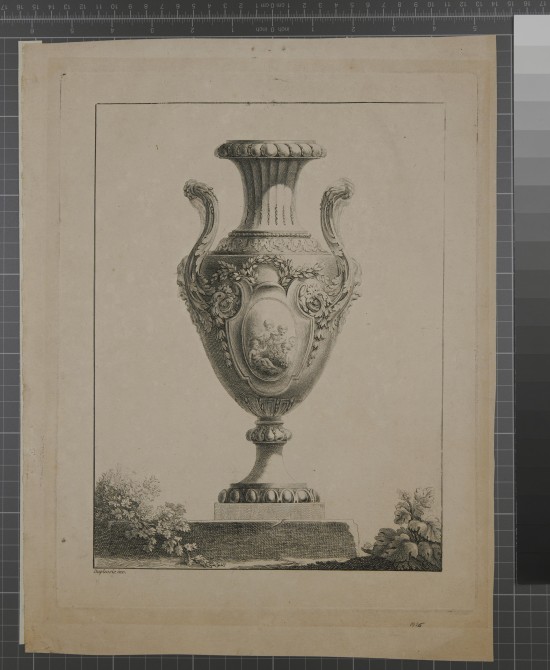 Eine mit Blättern und Ornament geschmückte Doppelhenkelvase auf einem eckigen Sockel mit Weinlaub und Blattwerk links und rechts. Auf dem Vasenkörper eine ovale Kartusche mit fünf Putti, die eine Blattranke aus einem Korb ziehen.UB01926: Ziervase aus einer Folge von Vasen ("2me Suit de Vases")