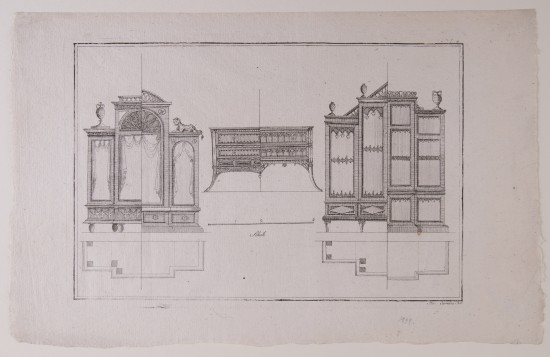 Möbel in frontaler Darstellung sowie Aufsicht, teilweise angeschnitten. Möbel mit geschwungenen Formen und Zierden wie Vasen, Tieren und floralen Objekten.UB01939: No. 4 aus der Folge „Grund und Aufris neuer gothischer Glas Schreib und anderer Kästen“