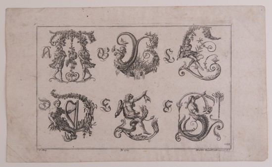 Buchstaben aus figürlichen Elementen zusammengesetzt, wie Menschen, Tieren und Mischwesen, sowie Fruchtbündeln, Blumengirlanden und Ranken.UB01967: Lateinisches Figurenalphabet: A-F