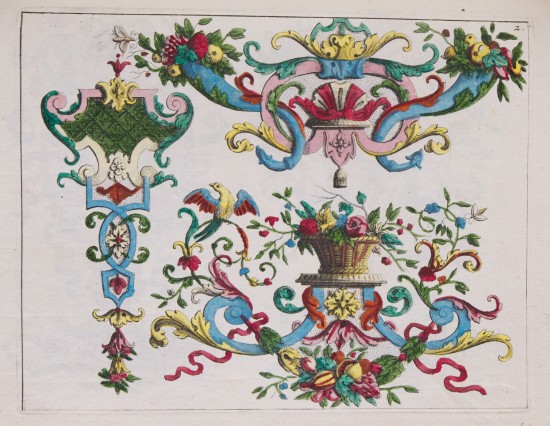 Drei verschiedenen Anordnungen von farbigen Zierentwürfen mit geschweiften Formen, Tieren und Blüten, unten rechts in Kombination mit einem Blumenkorb.UB02064: Blatt 2 der Folge „Neu Inventirtes Laub und Bandel-Werck. Zehenter Theil“