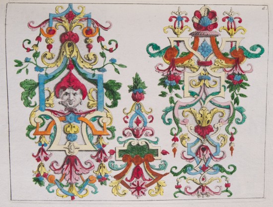 Drei verschiedenen Anordnungen von bunten Zierentwürfen, die linke in Kombination mit einer Maske.UB02068: Blatt 6 der Folge „Neu Inventirtes Laub und Bandel-Werck. Zehenter Theil“