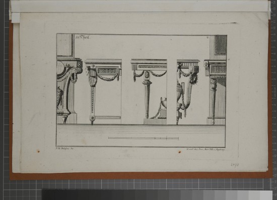 Kupferstich von Einrichtungsobjekten. Links und rechts direkt am Bildrand zwei Kaminböcke mit Wandkamin im Anschnitt, dazwischen drei Tischelemente mit Platten und Zargen im Anschnitt.UB02478: Zwei Kaminböcke und drei Tischbein-Entwürfe aus einem Reihenwerk nach französischen Vorbildern