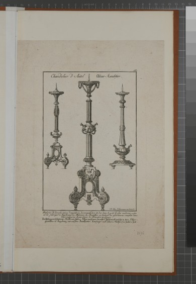 Darstellung von drei Altarleuchtern: Der Größte befindet sich in der Mitte. Alle drei sind mit Blatt- und Blüten-Elementen, Schleifen oder Bändern reich verziert.UB02576: Altar-Leuchter