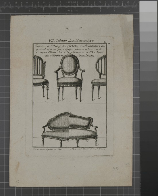 Darstellung von Stuhl- und zwei Sofaentwürfen. Unten zwei halb gezeichnete Sofas mit Armlehnen, das Linke mit geschweifter Sitzfläche und halbrunder Rückenlehne mit leichter Ausbuchtung zur Armlehne hin, das Rechte mit ovaler Sitzfläche und geschweifter Rückenlehne.UB02699: Titelblatt des "VII. Cahiers de Menuisiers" (Nr. 25) aus den "Desseins de la Mode neuve au Gout antique pour les Architects en general et specialement pour servir a divers Artisans"